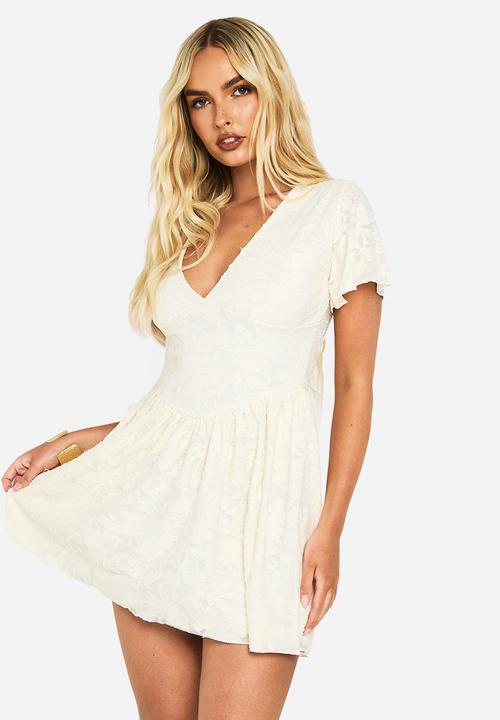 boohoo - Burnout floral puff sleeve skater dress - cream