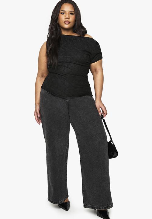 boohoo - Plus asymmetric neckline lace top - black