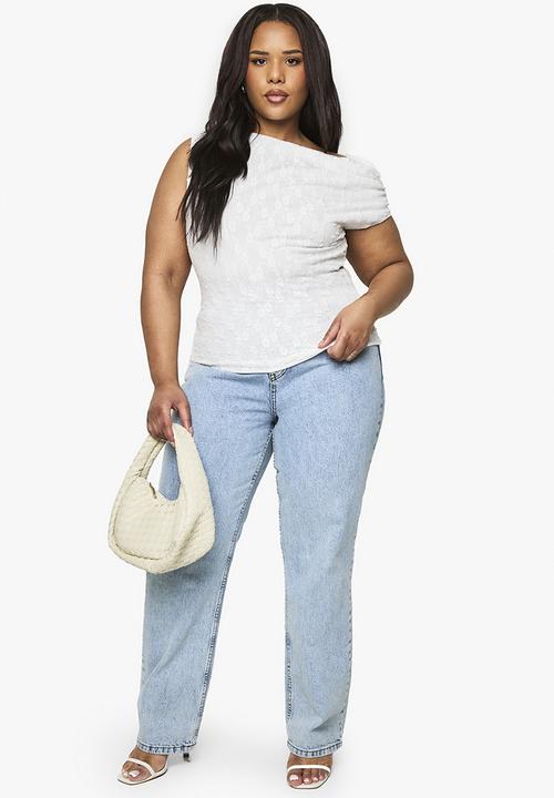 boohoo - Plus asymmetric neckline lace top - white
