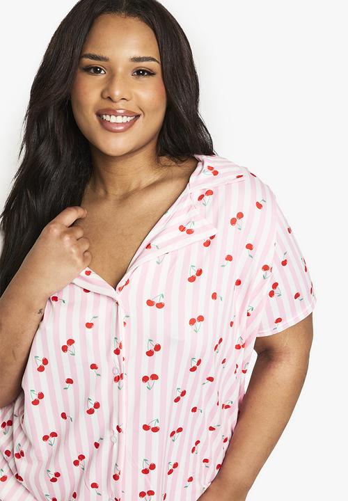 boohoo - Plus cherry print shirt and short set - pink