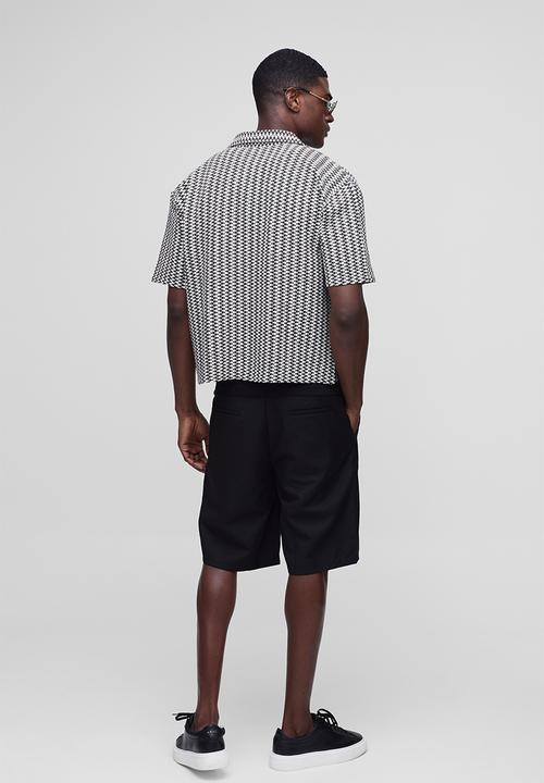 boohooMAN - Oversized Boxy Zig Zag Stripe Open Weave Revere Shirt - black