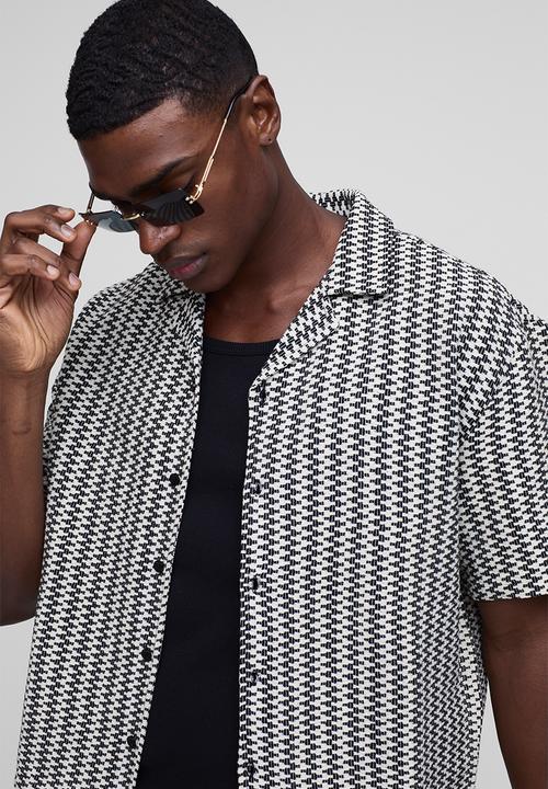 boohooMAN - Oversized Boxy Zig Zag Stripe Open Weave Revere Shirt - black