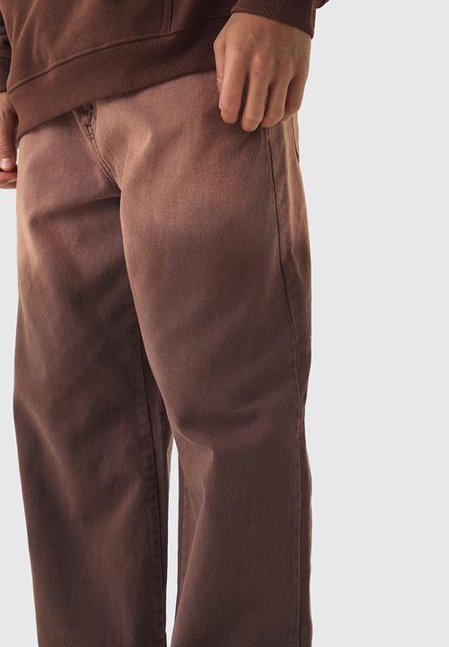 boohooMAN - Fixed Waist Relaxed Raw Hem Washed Trouser - brown