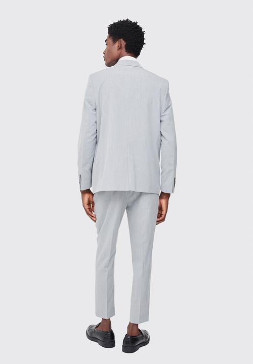 boohooMAN - Fixed Waist Pleat Front Tapered Tailored Trousers - Grey
