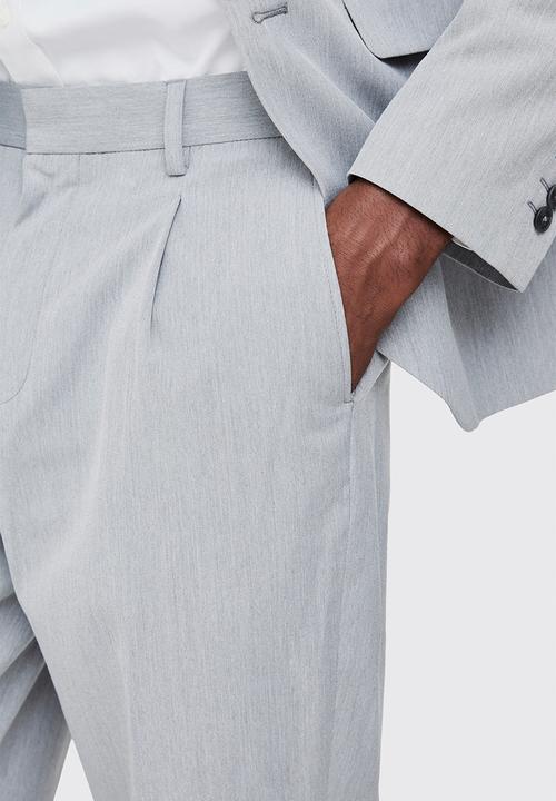 boohooMAN - Fixed Waist Pleat Front Tapered Tailored Trousers - Grey