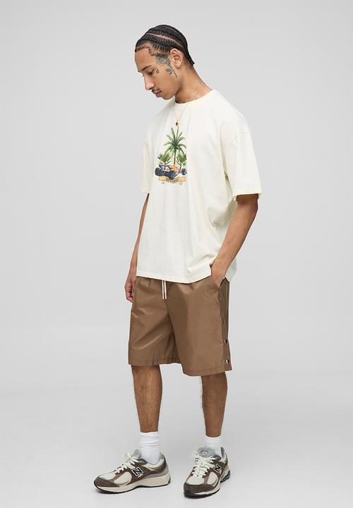 boohooMAN - Elasticated Waist Relaxed Fit Nylon Popper Detail Shorts - Taupe