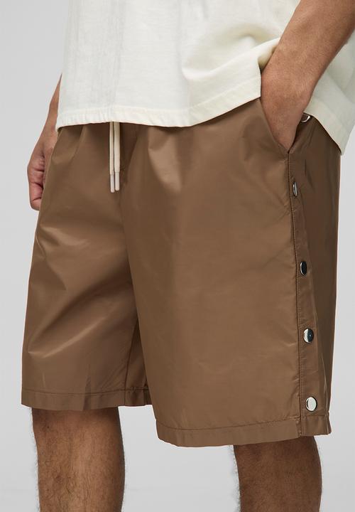boohooMAN - Elasticated Waist Relaxed Fit Nylon Popper Detail Shorts - Taupe