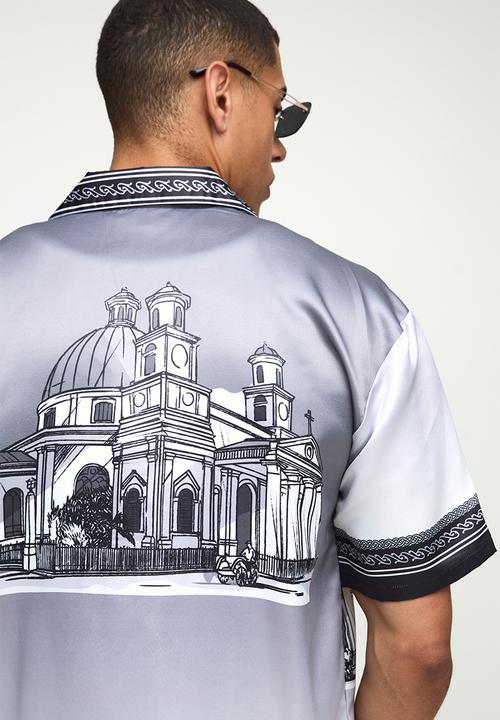 boohooMAN - Satin Oversized Revere Statue Border Shirt - Grey