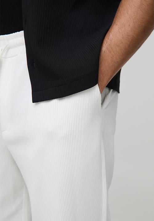 boohooMAN - Relaxed Fit Elasticated Waist Pleated Trousers - White