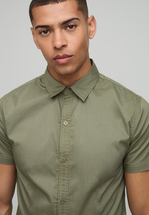 boohooMAN - Stretch Fit Basic Short Sleeve Collared Shirt - Khaki