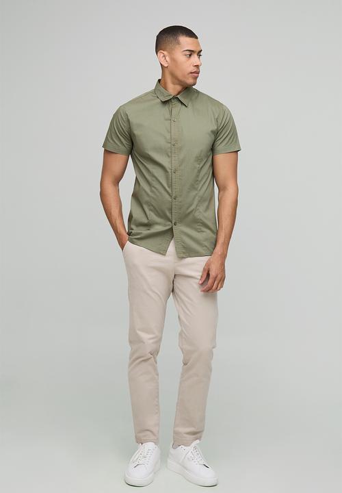 boohooMAN - Stretch Fit Basic Short Sleeve Collared Shirt - Khaki
