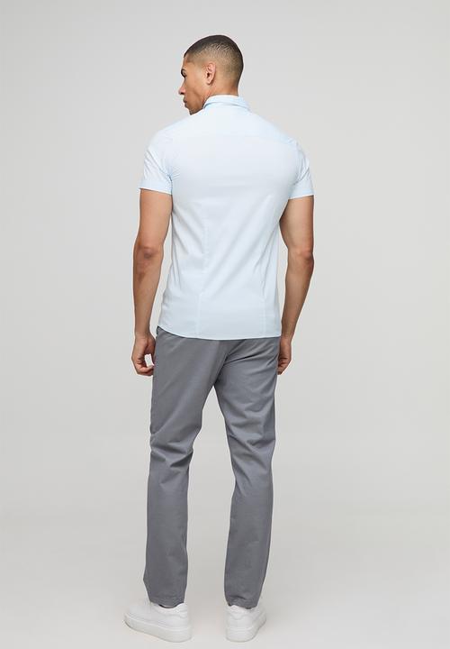 boohooMAN - Stretch Fit Basic Short Sleeve Collared Shirt - Light Blue