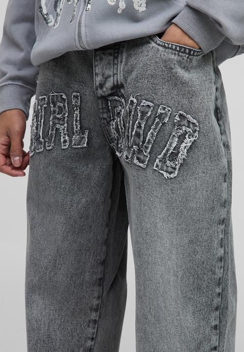 boohooMAN - Relaxed Fit WRLDWD Applique Washed Jeans - Ecru
