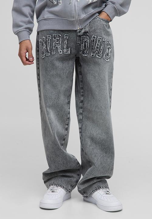 boohooMAN - Relaxed Fit WRLDWD Applique Washed Jeans - Ecru