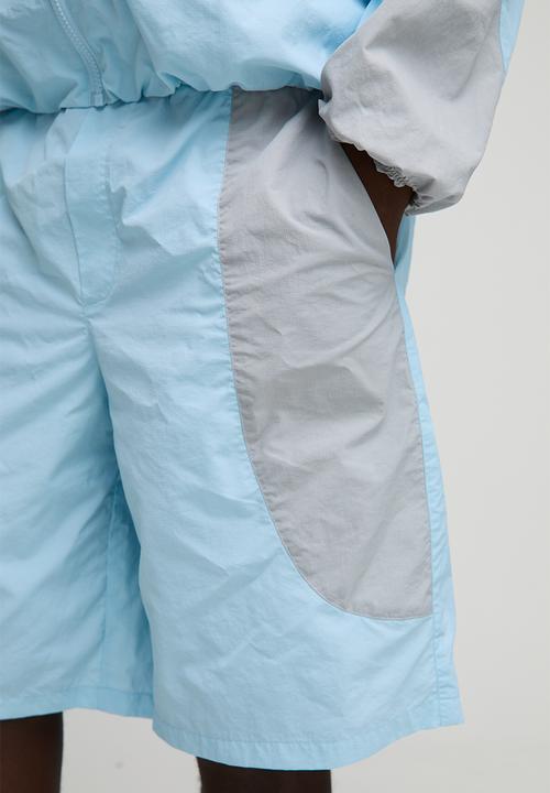 boohooMAN - Elasticated Waist Relaxed Fit Colour Block Nylon Short - Blue