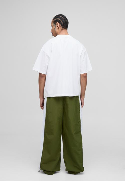 boohooMAN - OFCL Side Panel Parachute Pants - Green