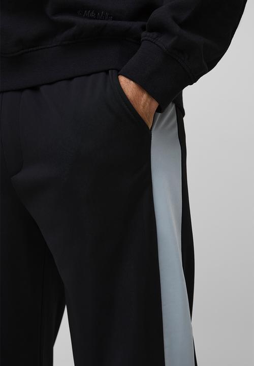 boohooMAN - Elasticated Waist Relaxed Fit Side Panel Track Pants - black