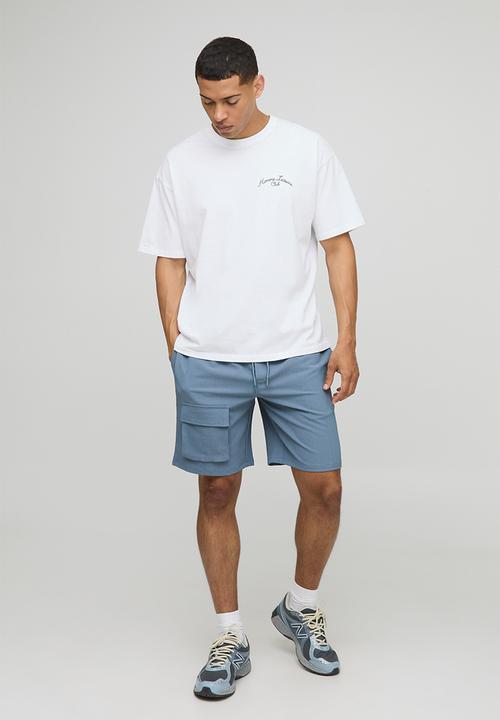 boohooMAN - Elasticated Waist Relaxed Fit Crinkle Textured Cargo Shorts - blue