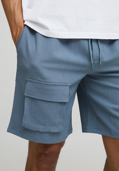 boohooMAN - Elasticated Waist Relaxed Fit Crinkle Textured Cargo Shorts - blue