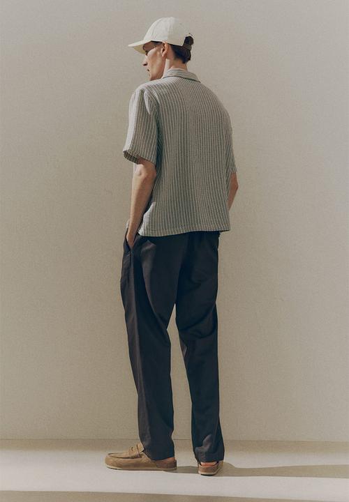 H&M - Regular fit textured resort shirt - beige striped 