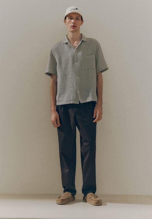 H&M - Regular fit textured resort shirt - beige striped 