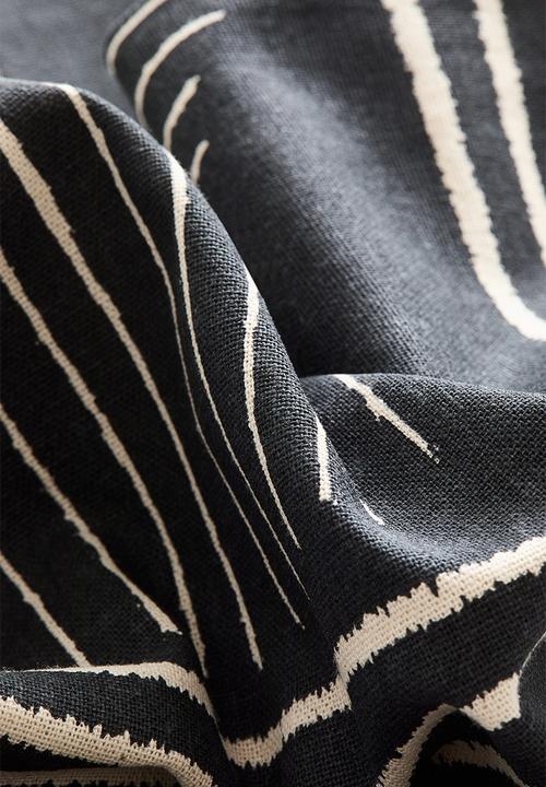 H&M - Patterned cushion cover - dark grey/patterned
