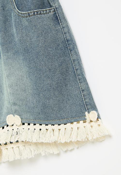 Pop Candy - Panelled denim shorts with fringed hem - blue