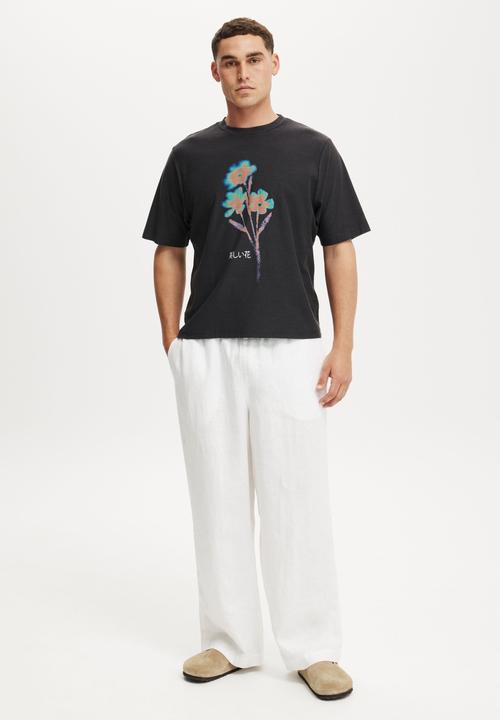 Cotton On - Cropped Fit Graphic T-shirt - Washed Black/Floral Beauty