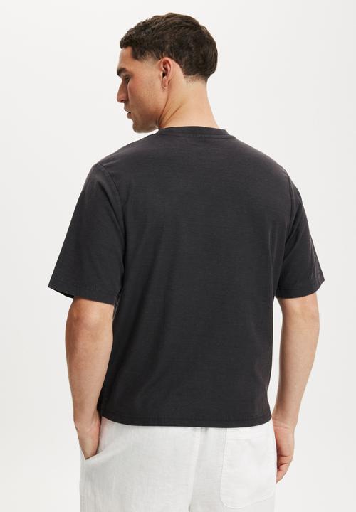 Cotton On - Cropped Fit Graphic T-shirt - Washed Black/Floral Beauty
