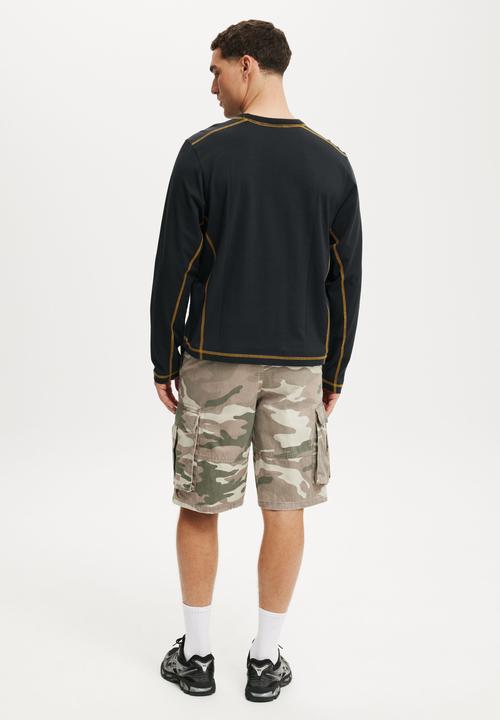 Cotton On - Baggy Cargo Short - Desert Camo