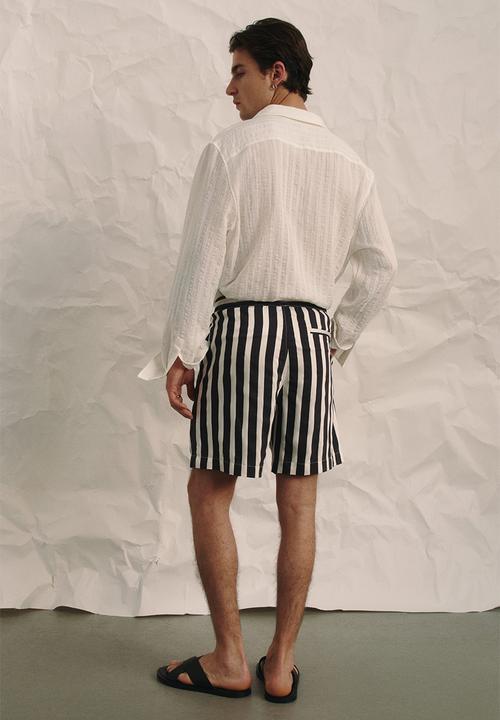 H&M - Regular fit shorts - black & white striped 