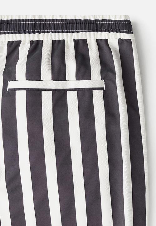 H&M - Regular fit shorts - black & white striped 