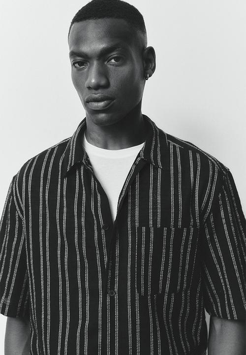 H&M - Regular fit short-sleeved shirt - black/striped