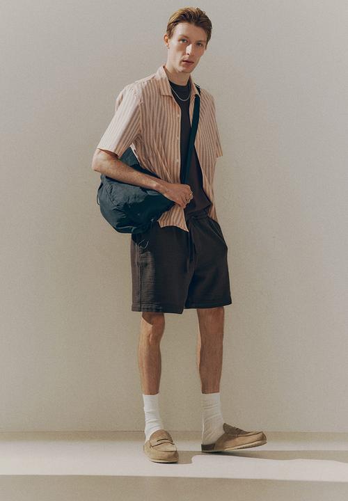 H&M - Regular fit woven shorts - dark brown