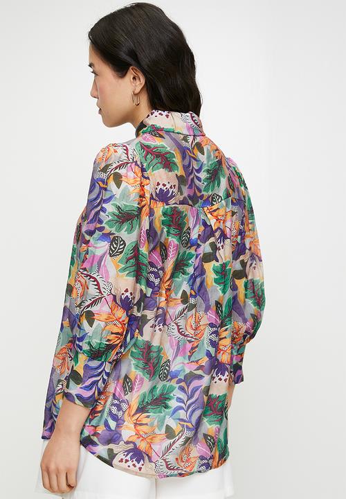 Stella Morgan - 3/4 sleeve sheer floral blouse with scoop hem - multi green