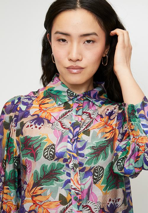 Stella Morgan - 3/4 sleeve sheer floral blouse with scoop hem - multi green