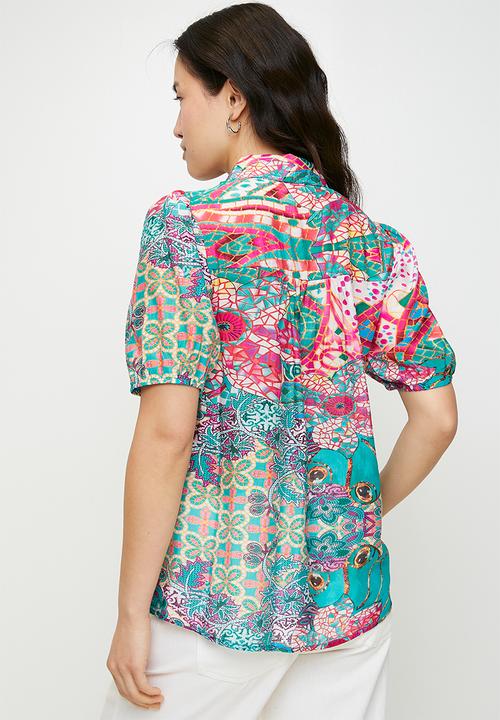 Stella Morgan - S/s multi print fitted shirt with ladder lace detail down seams - turq multi