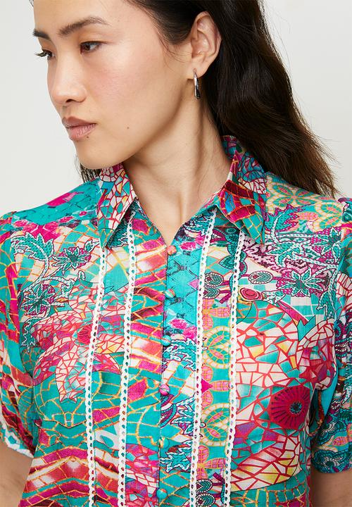 Stella Morgan - S/s multi print fitted shirt with ladder lace detail down seams - turq multi