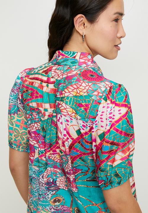 Stella Morgan - S/s multi print fitted shirt with ladder lace detail down seams - turq multi
