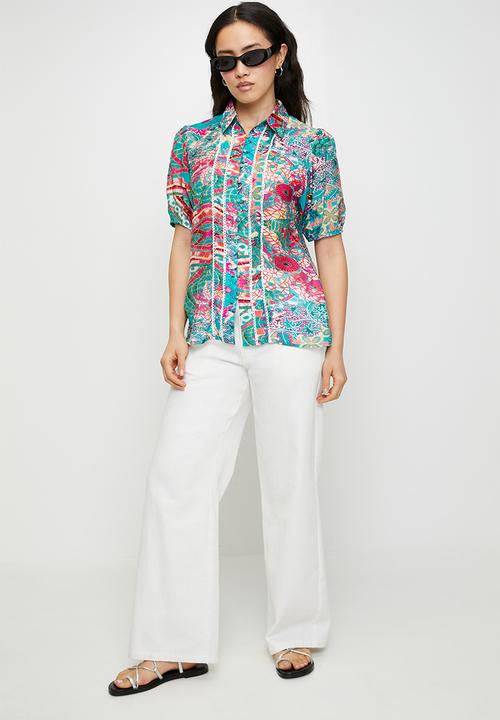 Stella Morgan - S/s multi print fitted shirt with ladder lace detail down seams - turq multi