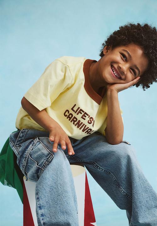 Cotton On - Jonny short sleeve graphic print tee - baby yellow/lifes a carnival