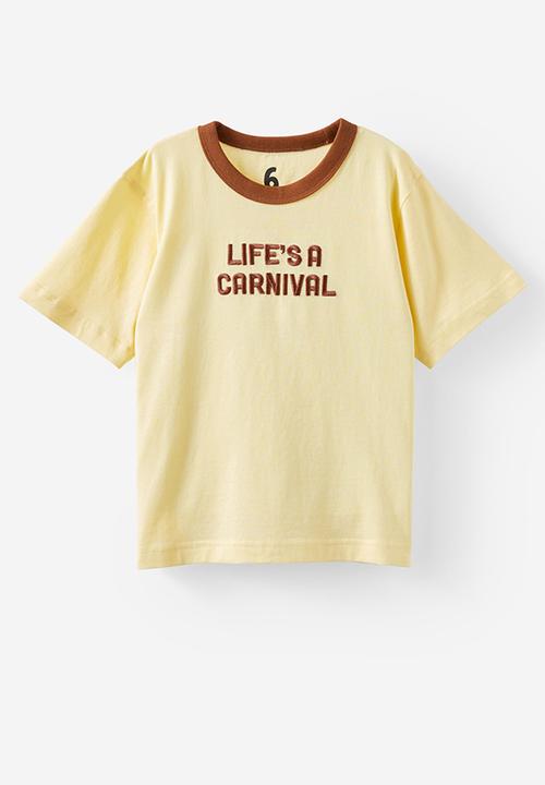Cotton On - Jonny short sleeve graphic print tee - baby yellow/lifes a carnival