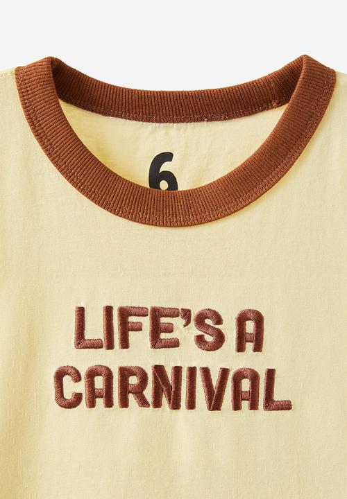 Cotton On - Jonny short sleeve graphic print tee - baby yellow/lifes a carnival