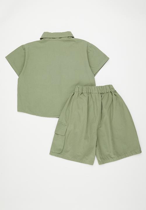 Pop Candy - Cargo style shorts with shorts - asparagus green