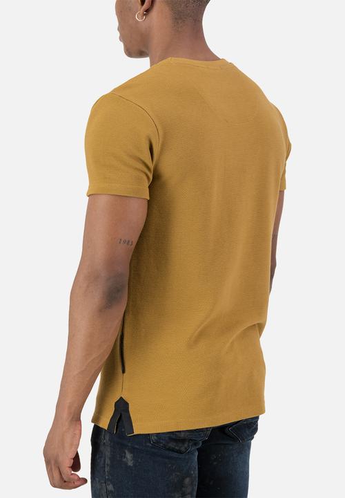 S.P.C.C - Avery Tee  - Slimline Fit Fashion Tees Medallion - Mustard