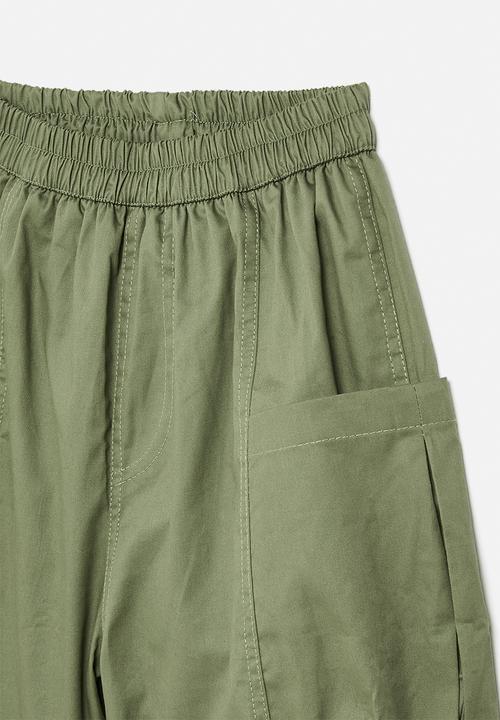 Pop Candy - Panelled shorts with large inverted pleat pockets - khaki green