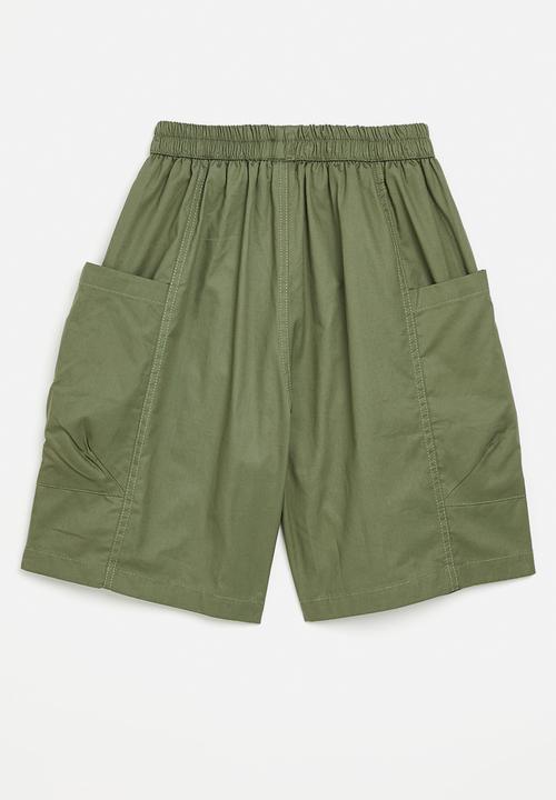 Pop Candy - Panelled shorts with large inverted pleat pockets - khaki green
