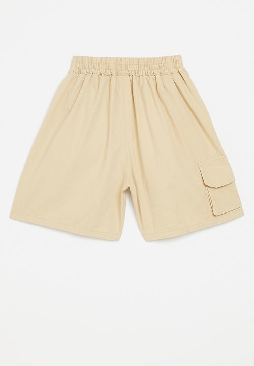 Pop Candy - Shorts with low riding pockets - beige