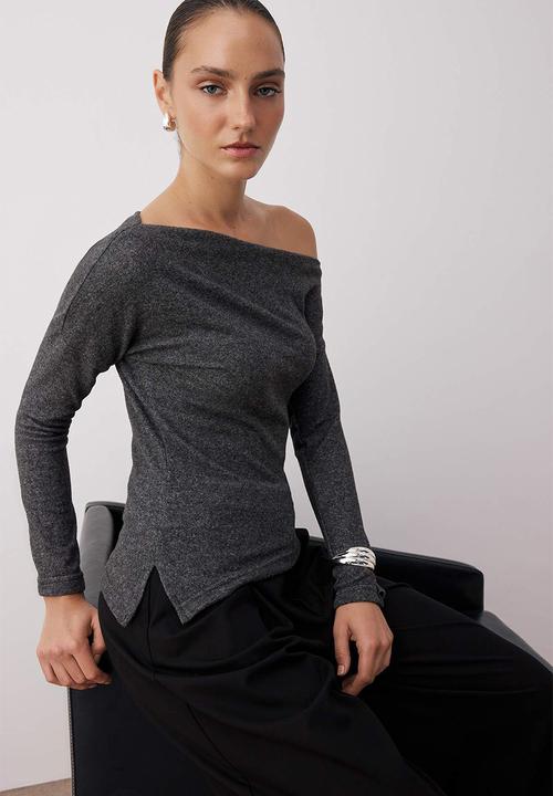 Trendyol - Asymmetric Collar Soft Knitted Blouse - Black