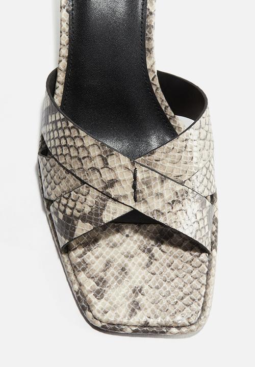 H&M - Block-heeled sandals - light beige snakeskin pattern